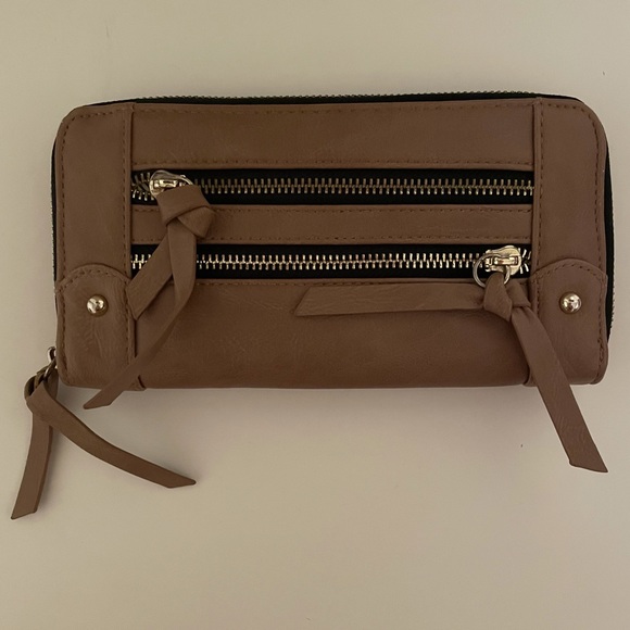 ❌SOLD❌ EUC Beautiful Steve Madden Large Fall Tan Beige & Gold Logo Zipper Wallet - Picture 2 of 14